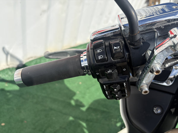 2012 Kawasaki Vulcan 1700 White — left handlebar controls | Central Florida PowerSports Kissimmee
