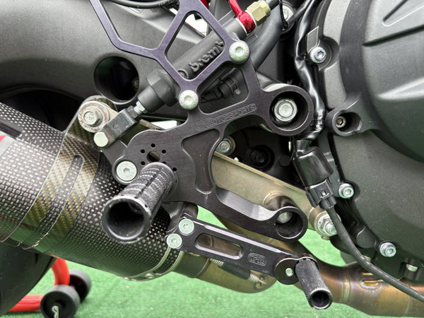 2019 Yamaha MT-09 in Gray, right rearset footpeg and brake pedal, used motorcycle for sale at Central Florida PowerSports