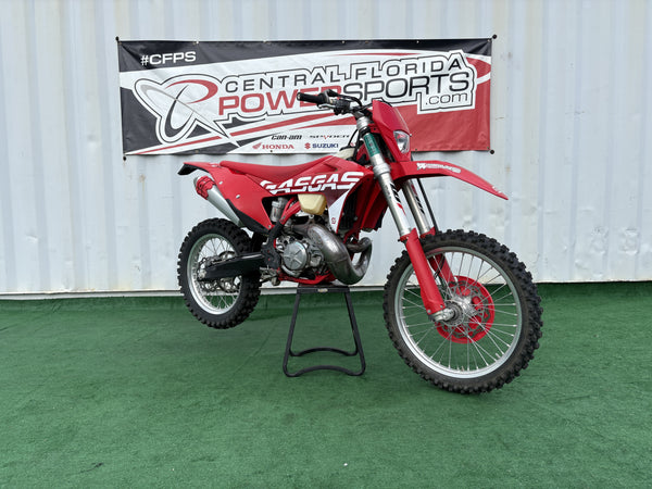 2023 GASGAS EC 300 front right three-quarter low angle