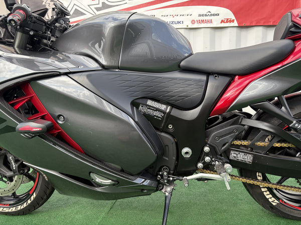 2023 Suzuki Hayabusa grey/red — engine detail left | Central Florida PowerSports Kissimmee