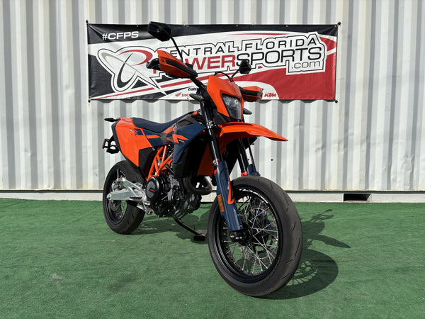 2026 KTM 690 SMC R - Front Left Three-Quarter