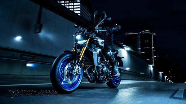 Rider on a 2026 Yamaha MT-09 SP moving through the city at night