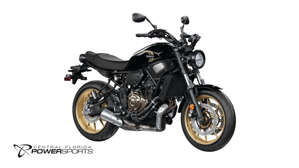 2026 Yamaha XSR700 in Raven, front-right three-quarter studio view