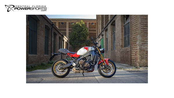 2026 Yamaha XSR900 in Heritage White, rear three-quarter view.
