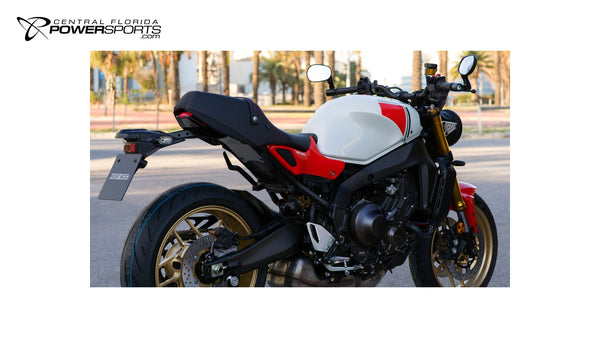 2026 Yamaha XSR900 in Heritage White, rear three-quarter view.